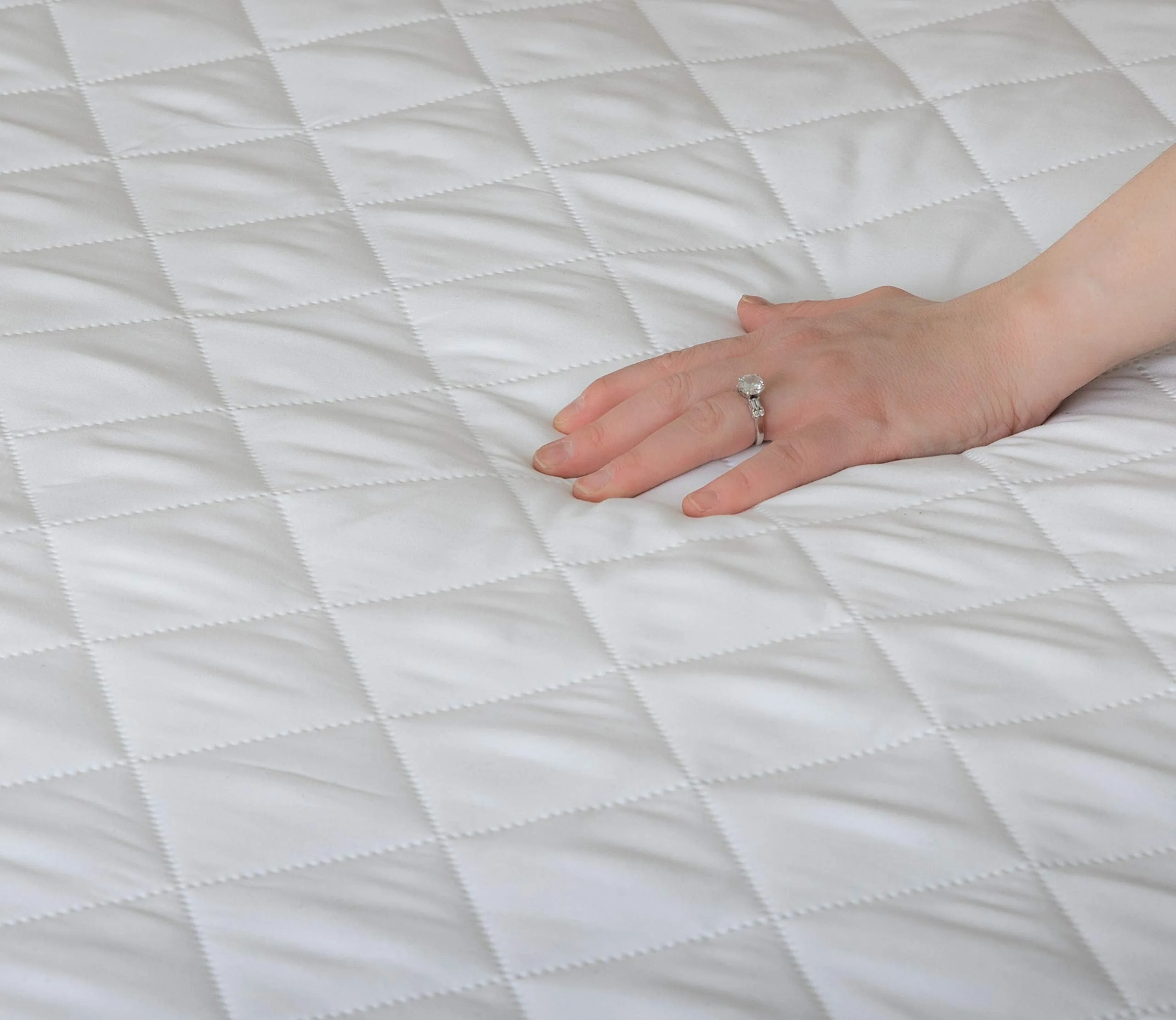 Masirs - The Quilted Mattress Pad is Comfortable and Thick Enough to Get a Restful Night Sleep. The Plush Mattress Topper Will Also Help Protect Your Mattress from Stains. (Twin)